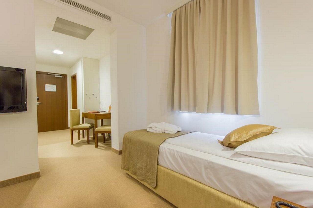 Rimske Terme - Hotel Zdraviliski Dvor Rimske Toplice Exteriör bild